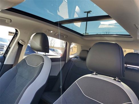 Certified 2025 Volkswagen Taos SE w/ Panoramic Sunroof Package image 20