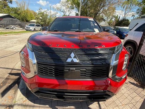 Used 2022 Mitsubishi Outlander SE image 2