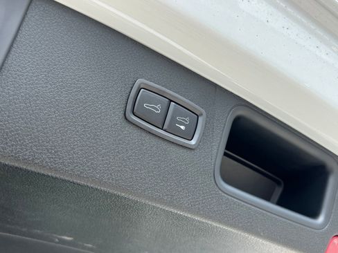 Certified 2025 Porsche Macan AWD/4WD image 19