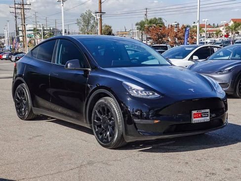 Used 2022 Tesla Model Y Long Range image 3