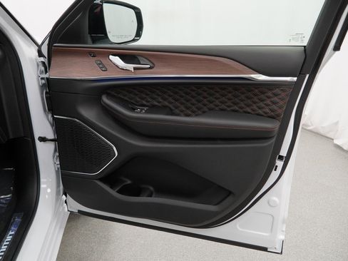 New 2025 Jeep Grand Cherokee Summit w/ Obsidian Package image 33