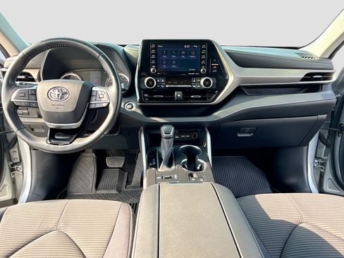 Used 2020 Toyota Highlander LE AWD/4WD image 3