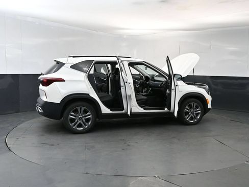 Certified 2023 Kia Seltos S w/ Navigation Package AWD/4WD image 19