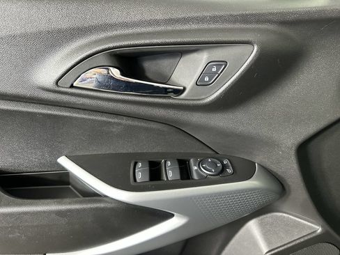 Used 2025 Chevrolet Trax RS w/ Sunroof Package FWD image 25
