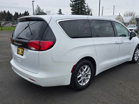 Used 2023 Chrysler Voyager LX image 4