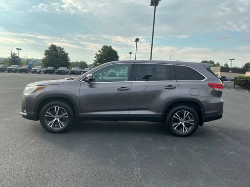 Used 2019 Toyota Highlander LE AWD/4WD image 13