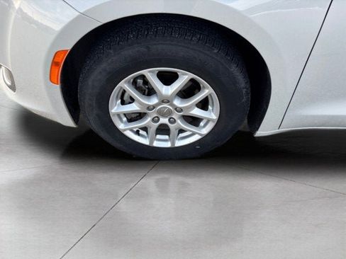 Used 2020 Chrysler Pacifica Touring image 18