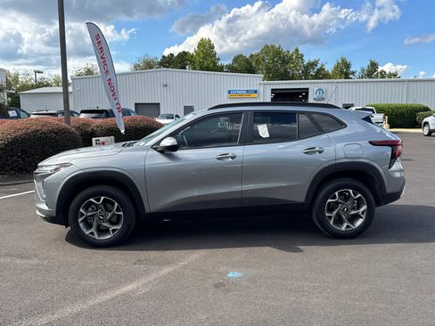 Used 2025 Chevrolet Trax LT FWD image 8