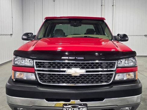 Used 2005 Chevrolet Silverado 2500 LS w/ Heavy-Duty Power Package image 2