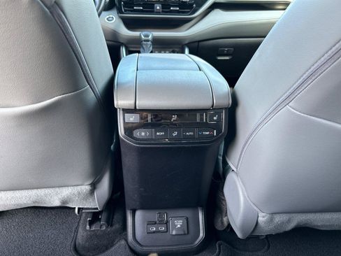 Used 2023 Toyota Highlander Platinum AWD/4WD image 38