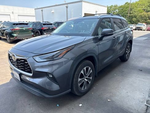 Used 2023 Toyota Highlander XLE FWD image 1