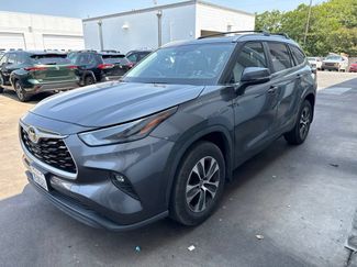 Used 2023 Toyota Highlander XLE FWD video 1