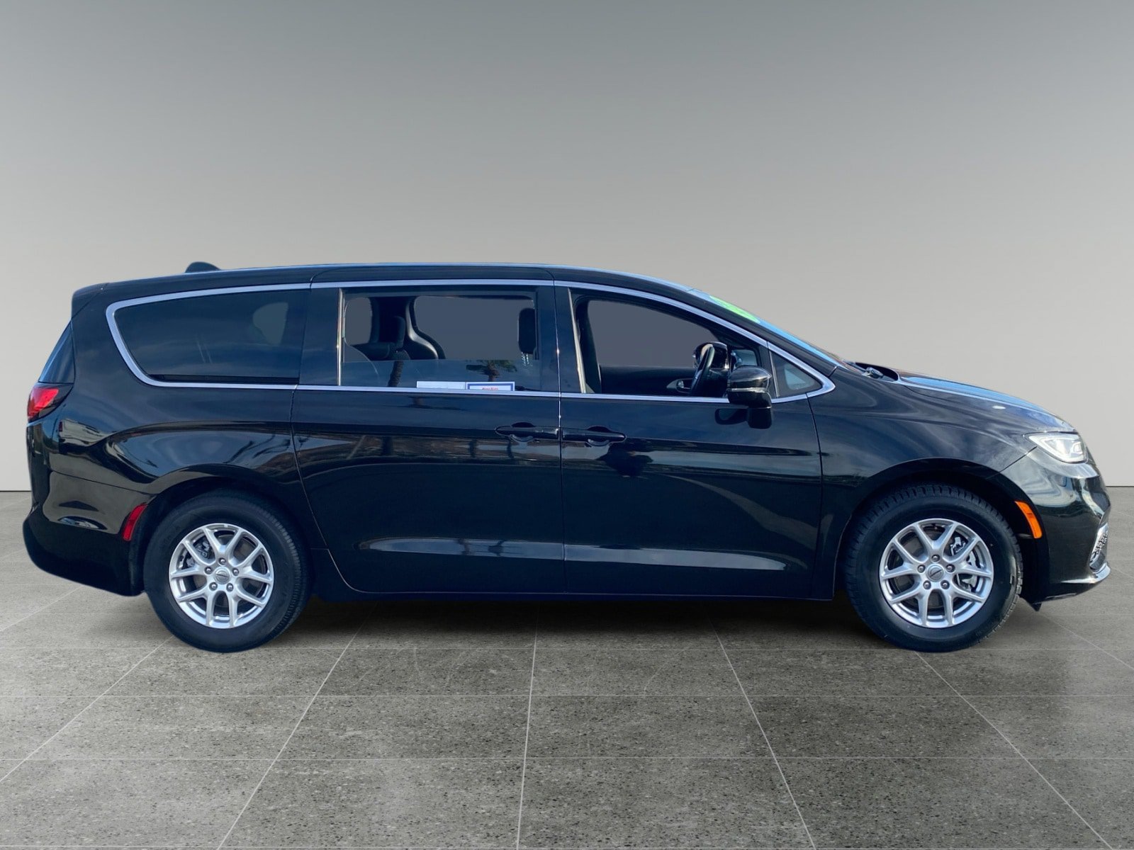 Used 2024 Chrysler Pacifica Touring FWD image 6