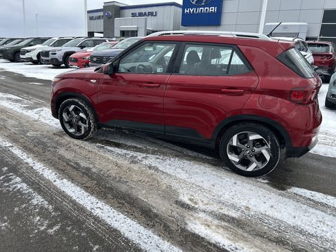 Used 2025 Hyundai Venue Limited image 19