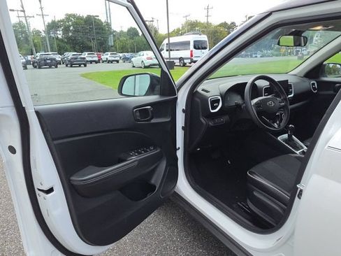 Used 2023 Hyundai Venue Limited FWD image 13
