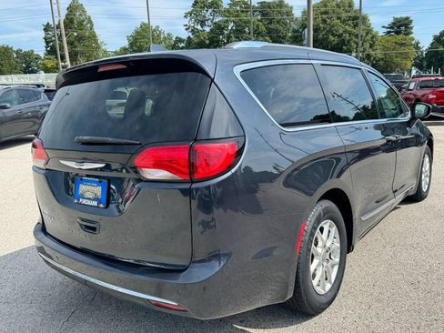 Used 2020 Chrysler Pacifica Touring-L FWD image 3