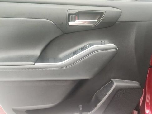 Used 2021 Toyota Highlander XLE FWD image 11