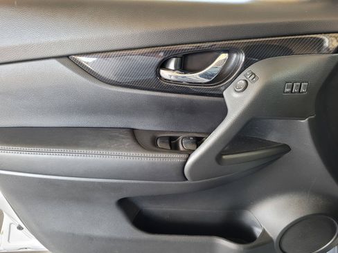 Certified 2018 Nissan Rogue SL FWD image 17