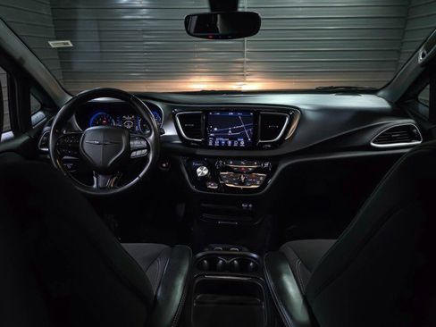 Used 2020 Chrysler Pacifica Touring w/ S Appearance Package image 11