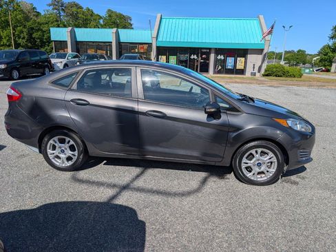 Used 2015 Ford Fiesta SE FWD image 8