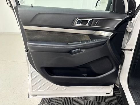 Used 2018 Ford Explorer XLT w/ Equipment Group 202A FWD image 9