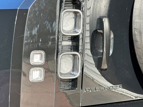 Used 2023 Land Rover Defender 110 V8 image 14