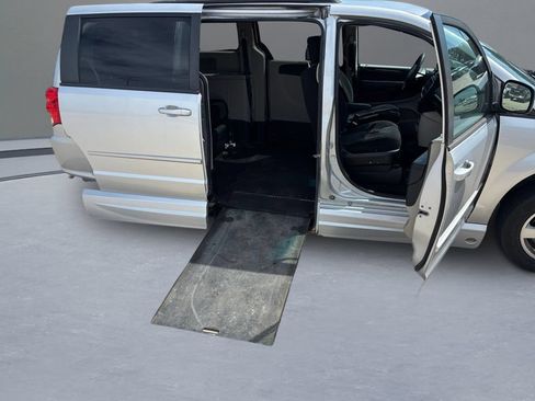 Used 2012 Dodge Grand Caravan SXT FWD image 32