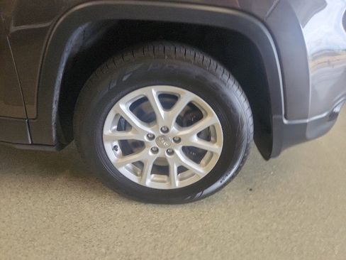 Used 2018 Jeep Cherokee Latitude Plus w/ Comfort/Convenience Group image 9