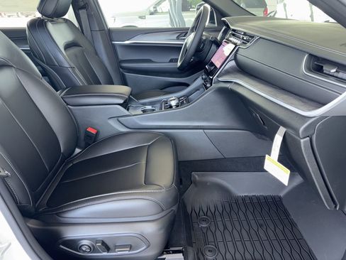 New 2025 Jeep Grand Cherokee L Limited w/ Black Appearance Package image 16