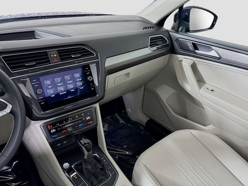 Used 2022 Volkswagen Tiguan SE w/ Panoramic Sunroof Package image 23