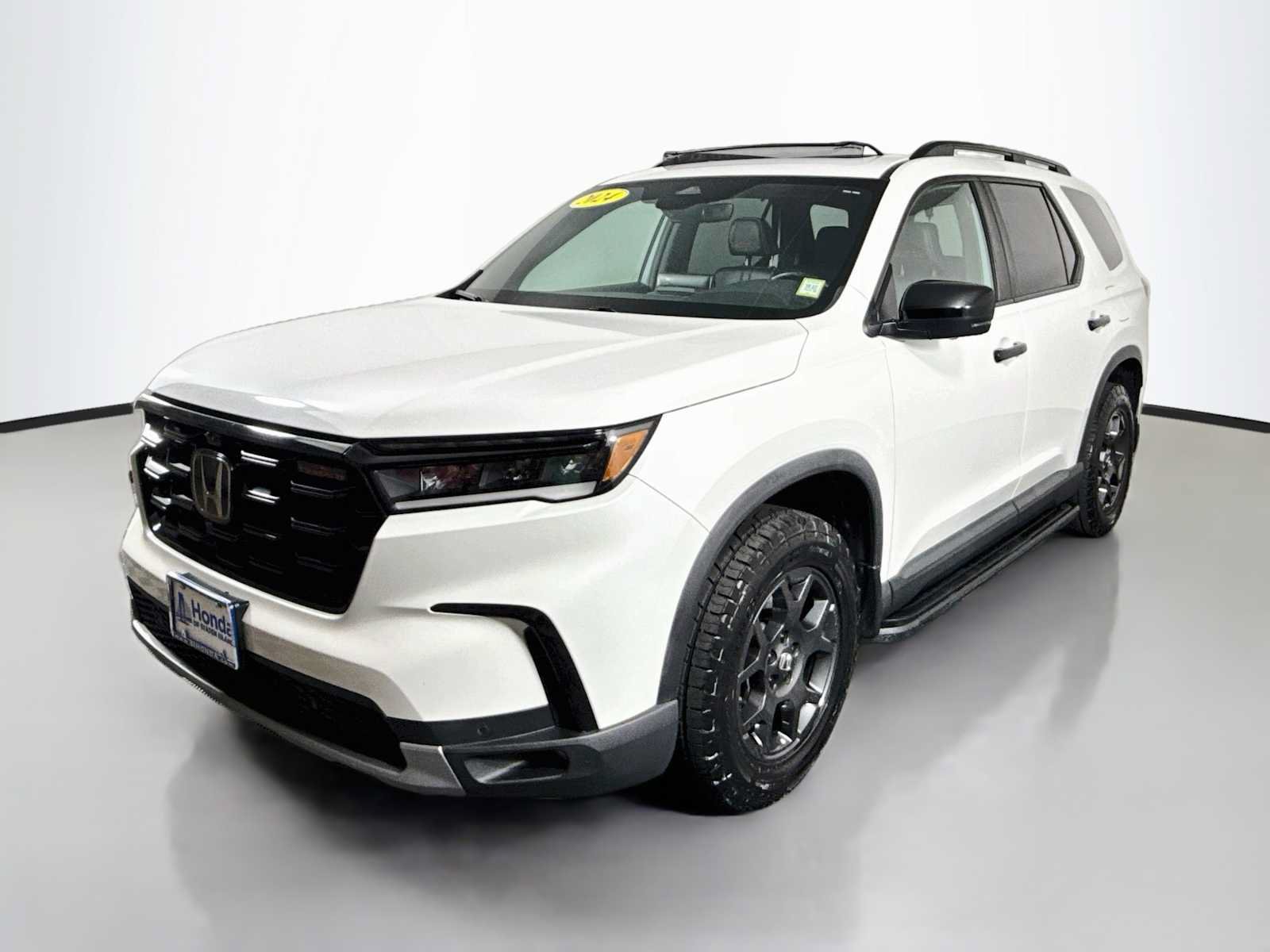Certified 2024 Honda Pilot TrailSport image 3