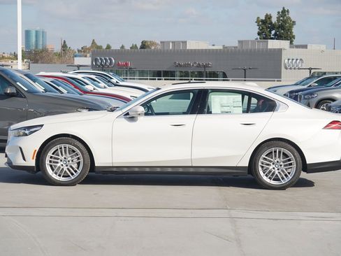 Used 2025 BMW 530i w/ Premium Package image 4