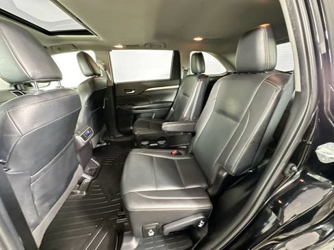 Used 2019 Toyota Highlander XLE AWD/4WD image 23