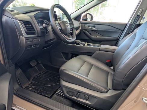 Used 2025 Nissan Rogue SV w/ SV Premium Package image 6