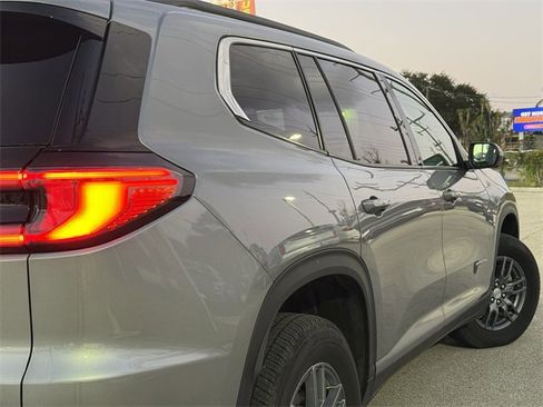 Used 2025 GMC Acadia Elevation image 8