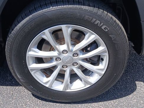 Used 2019 Jeep Cherokee Latitude w/ Popular Appearance Group AWD/4WD image 16
