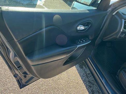 Used 2019 Jeep Cherokee Latitude w/ Cold Weather Group image 11