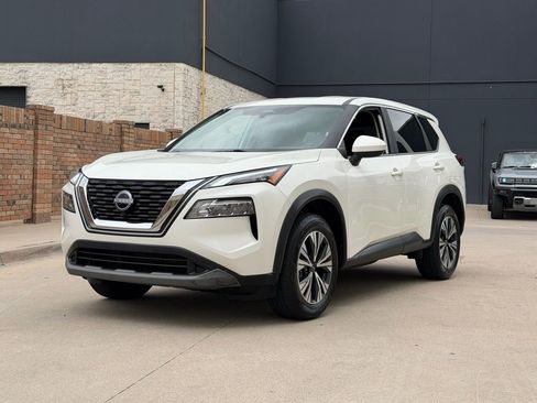 Used 2023 Nissan Rogue SV image 2