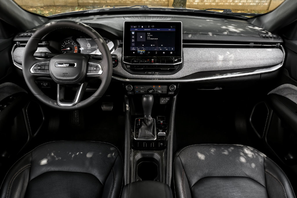 Used 2023 Jeep Compass Latitude AWD/4WD image 5