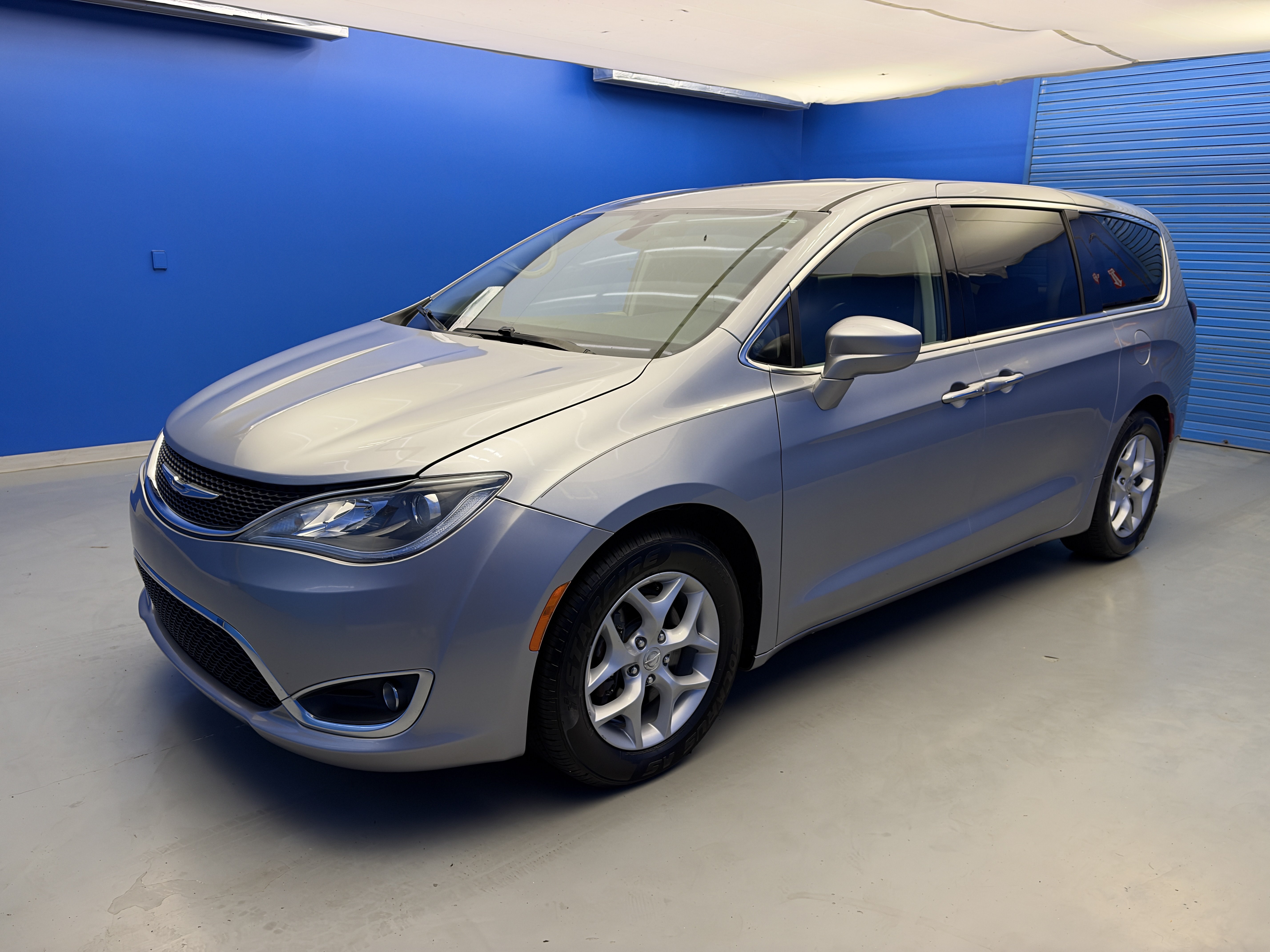 Used 2018 Chrysler Pacifica Touring Plus w/ Tire & Wheel Group FWD image 4