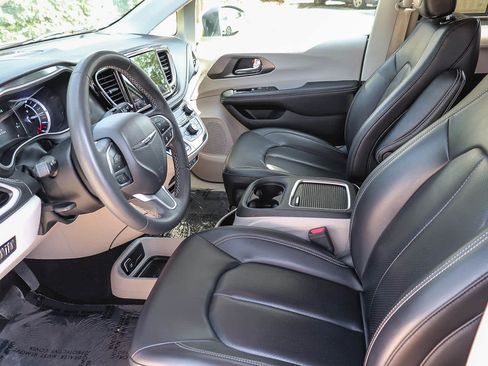 Used 2023 Chrysler Pacifica Touring-L FWD image 17