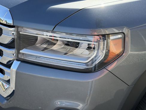 Used 2020 GMC Acadia SLT w/ Premium Package image 8