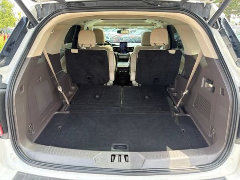 Used 2023 Ford Explorer Platinum w/ Technology Package AWD/4WD image 18