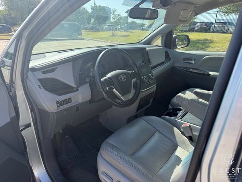 Used 2015 Toyota Sienna XLE w/ XLE Navigation Package FWD image 12