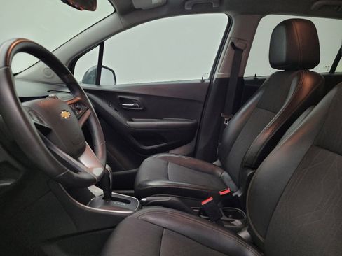 Used 2017 Chevrolet Trax LT w/ LT Convenience Package AWD/4WD image 17