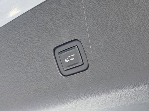 Used 2023 Chevrolet Traverse LT image 15