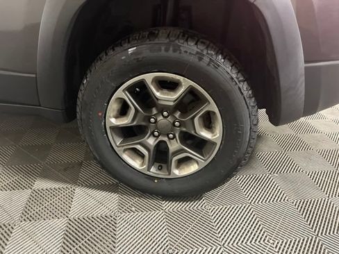 Used 2019 Jeep Cherokee Trailhawk w/ Comfort/Convenience Group AWD/4WD image 38