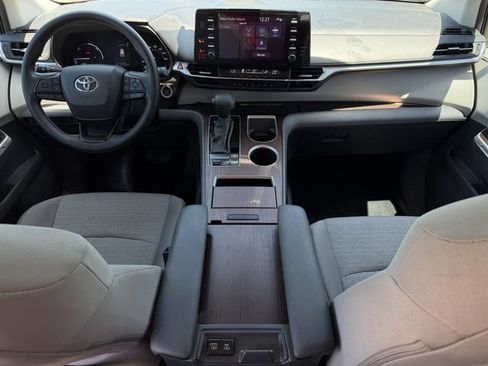 Used 2024 Toyota Sienna LE w/ LE Plus Package FWD image 11