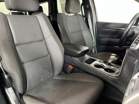 Used 2020 Jeep Grand Cherokee Laredo AWD/4WD image 23
