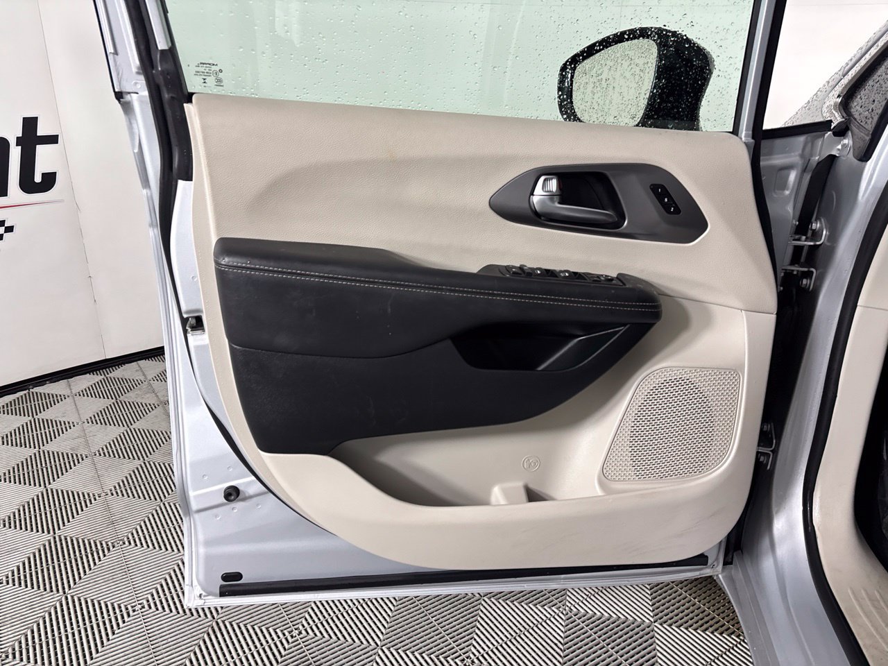 Used 2024 Chrysler Pacifica Touring-L FWD image 7